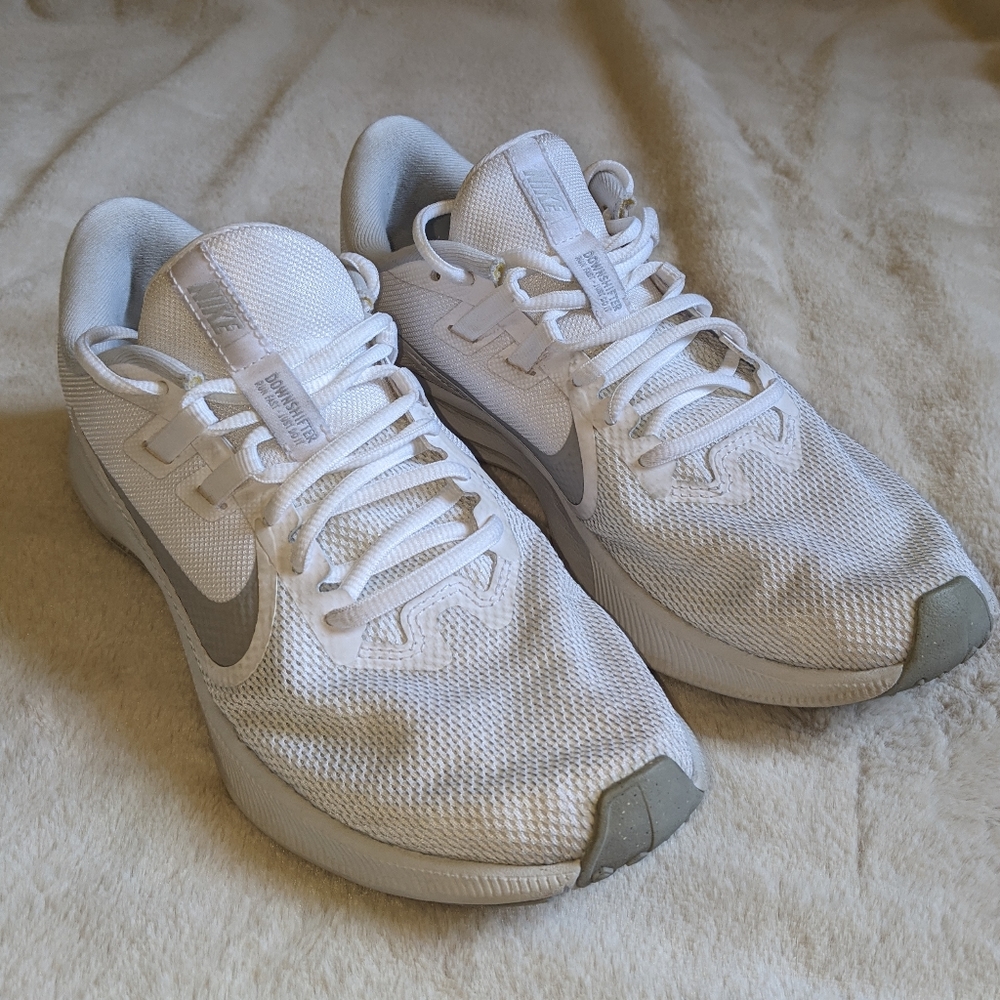 White nike tennis shoes size 9
